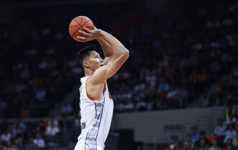 欧篮联倒计时，广东宏远加时末段绝杀压哨，细节引发关注，悬念犹存，年轻球员得到机会的简单介绍